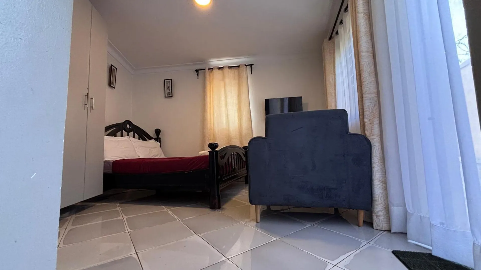 Glasgow Suites Кампала
